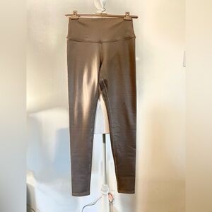 Alo Yoga Leggings in Gravel size M